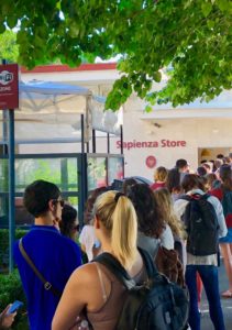 Coda di studenti per la borraccia Sapienza