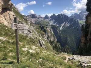 Paesaggio dolomiti con insegna sentiero