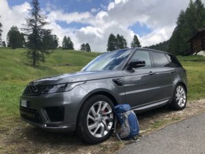 Range Rover ibrida plug-in dolomiti con zaino