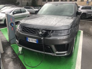 Range Rover ricarica sotto la pioggia