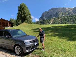 FO con range Rover Dolomiti paesaggio