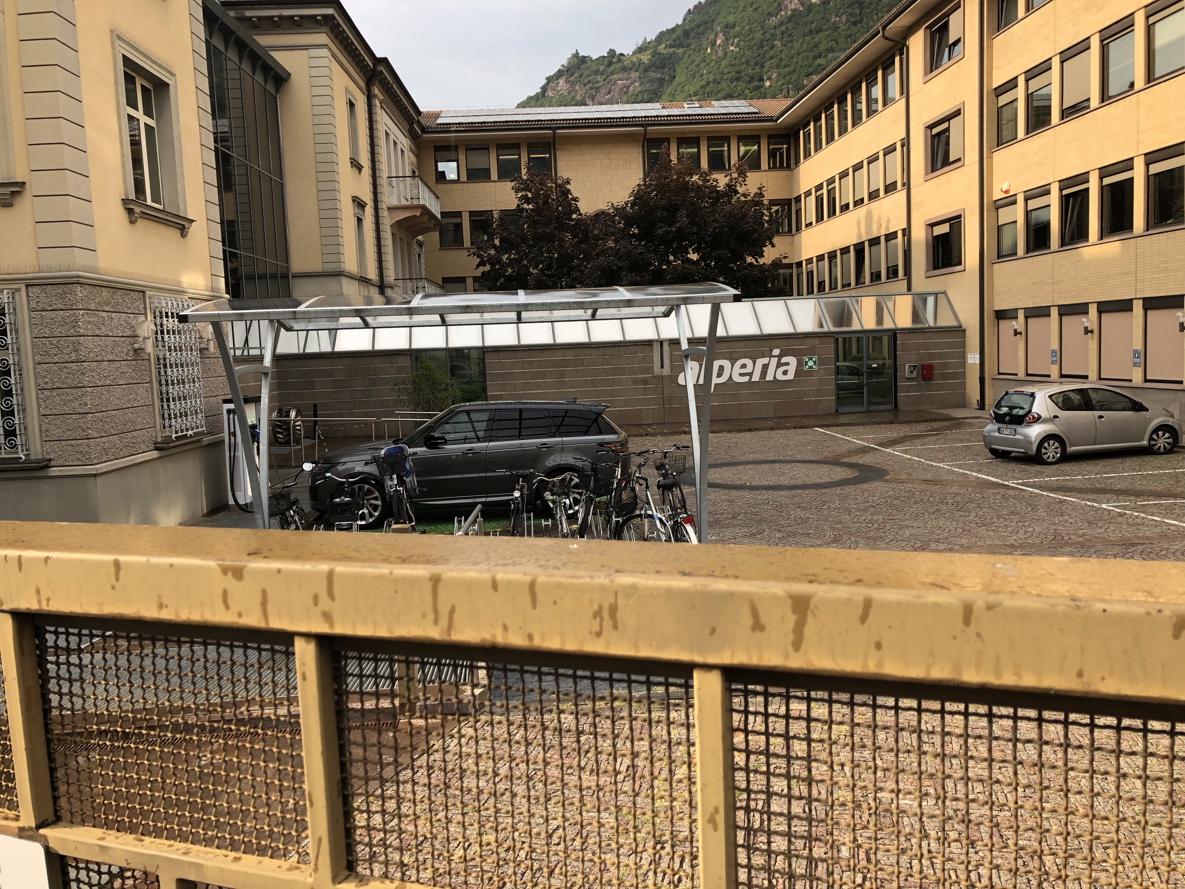 Ahi Ahi Ahi, Alperia. La Range Rover in ricarica viene chiusa dentro la sede a Bolzano!