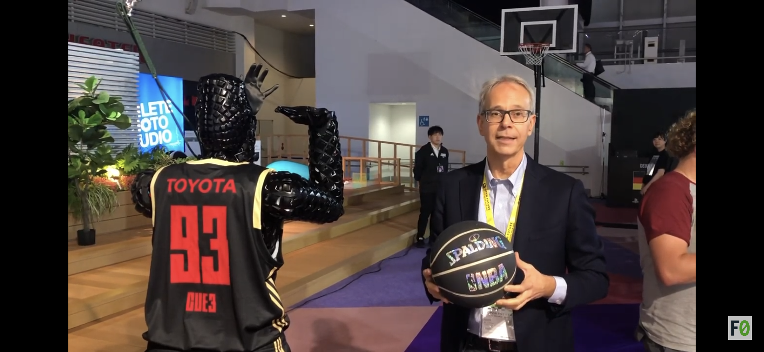 Fabio Orecchini con robot Toyota che gioca a basket