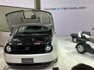 Honda e muso cofano aperto