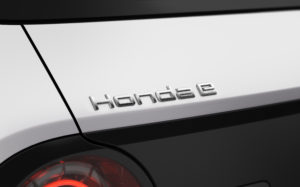 Honda e badge posteriore