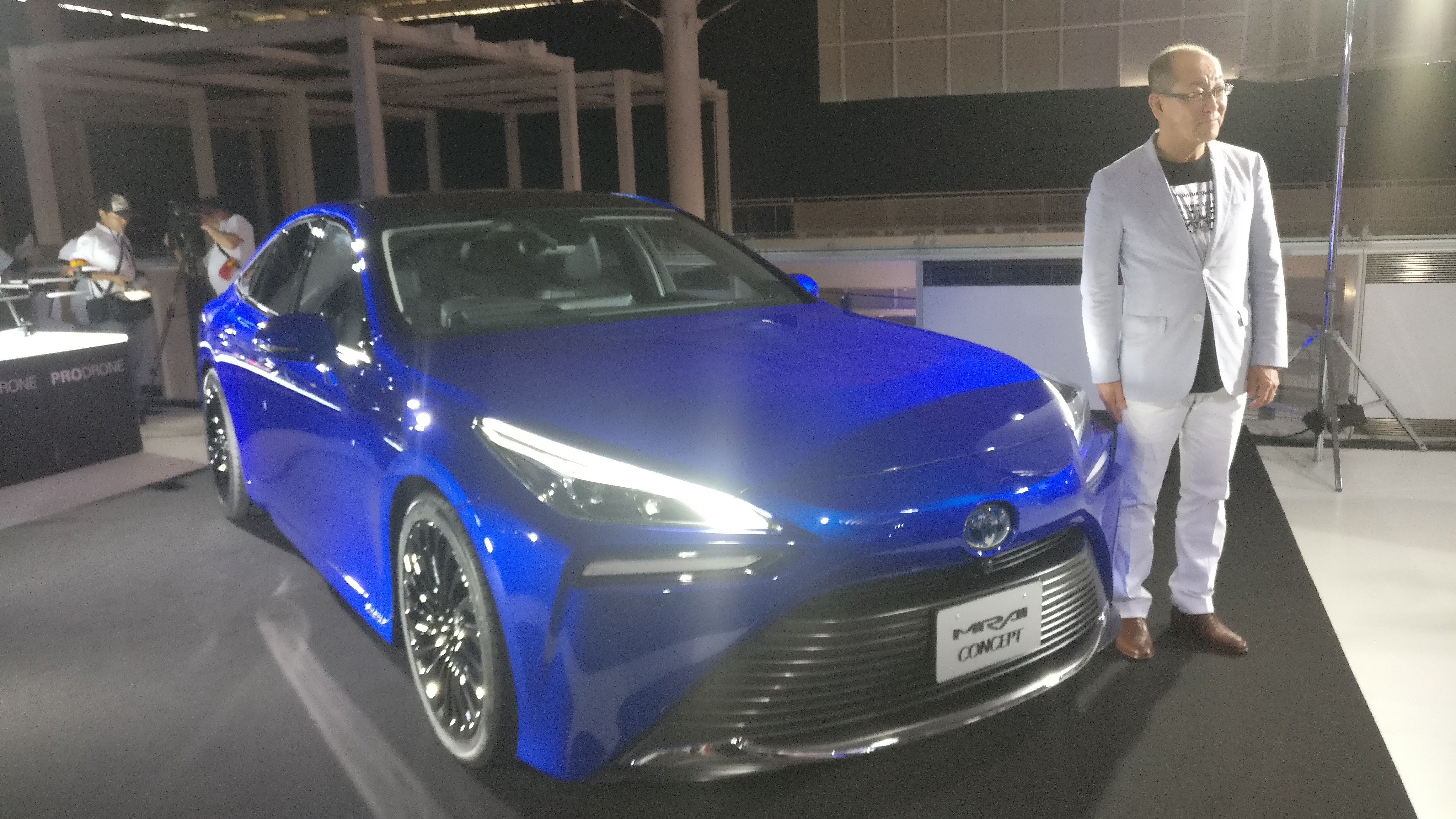 Tanaka con Toyota Mirai 2020 muso tre quarti