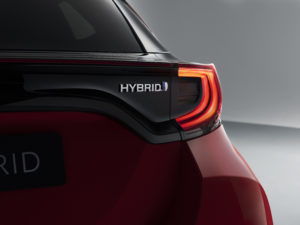 Toyota Yaris 2020 badge scritta hybrid