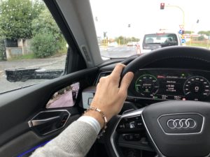 Mano FO guida Audi e-tron roma pioggia strada