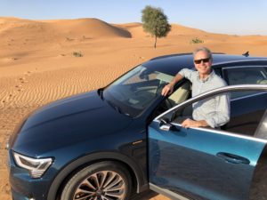 FO con Audi e-tron statica deserto Abu Dhabi
