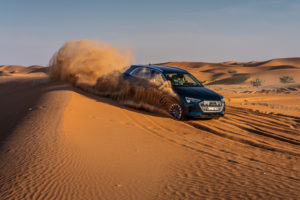 Audi e-tron deserto Abu Dhabi FO guida su dune