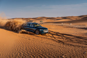 FO guida Audi e-tron su dune Abu Dhabi 2018