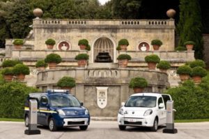 Renault Kangoo ZE papamobile