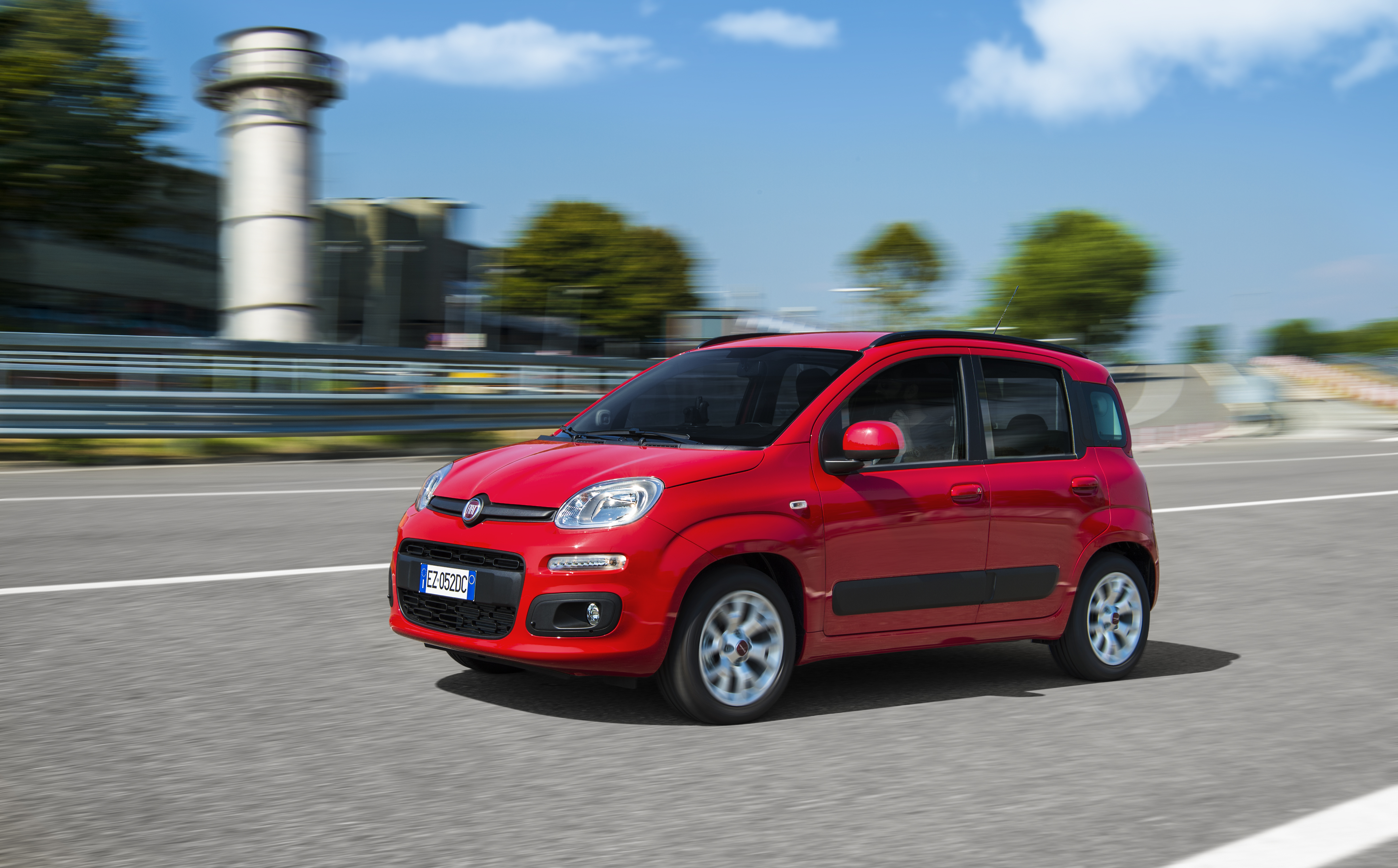 Fiat Panda tre quarti davanti movimento