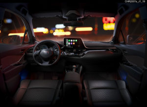 Interni Toyota C-HR 2020 con Apple CarPlay e Android Auto