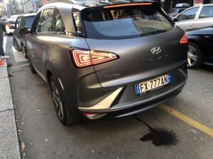 Hyundai Nexo idrogeno a Milano 2019 acqua dallo scarico