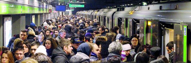 Metro affollata Coronavirus soluzione automobile