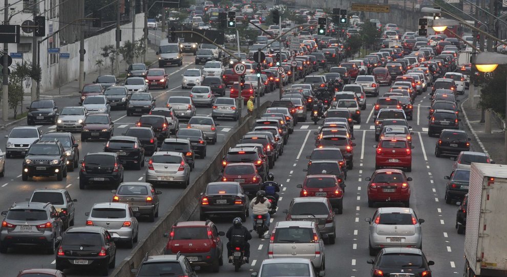 Automobile dimenticata solo traffico e inquinamento