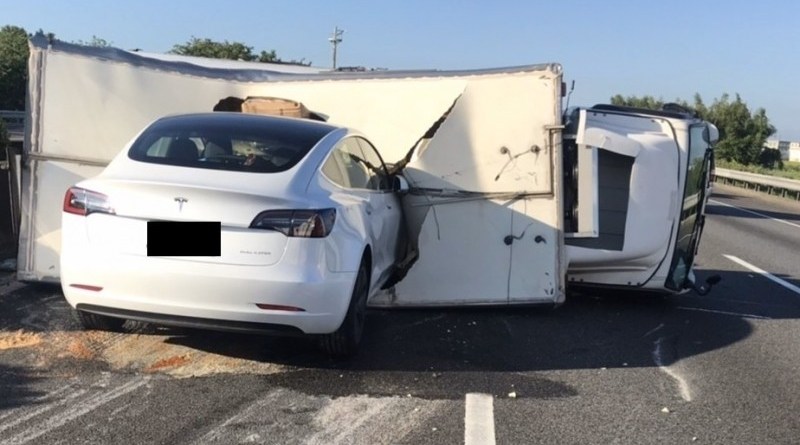 Tesla Model 3 Autopilot nel furgone