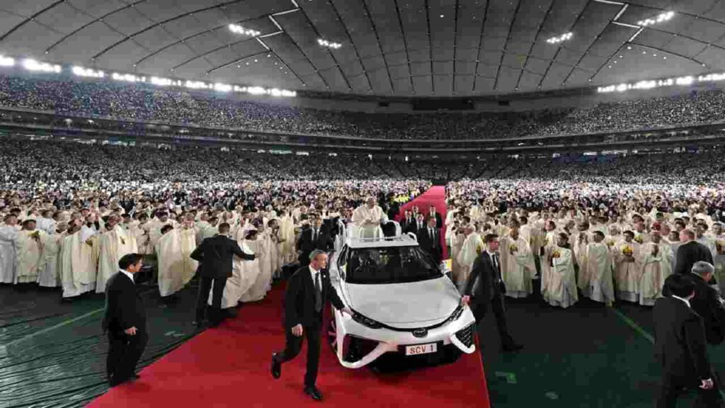 Papamobile a idrogeno nel palazzetto