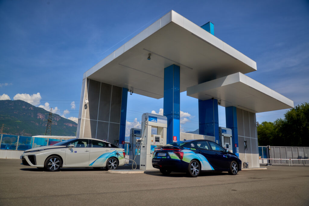 Toyota Mirai stazione rifornimento idrogeno Bolzano