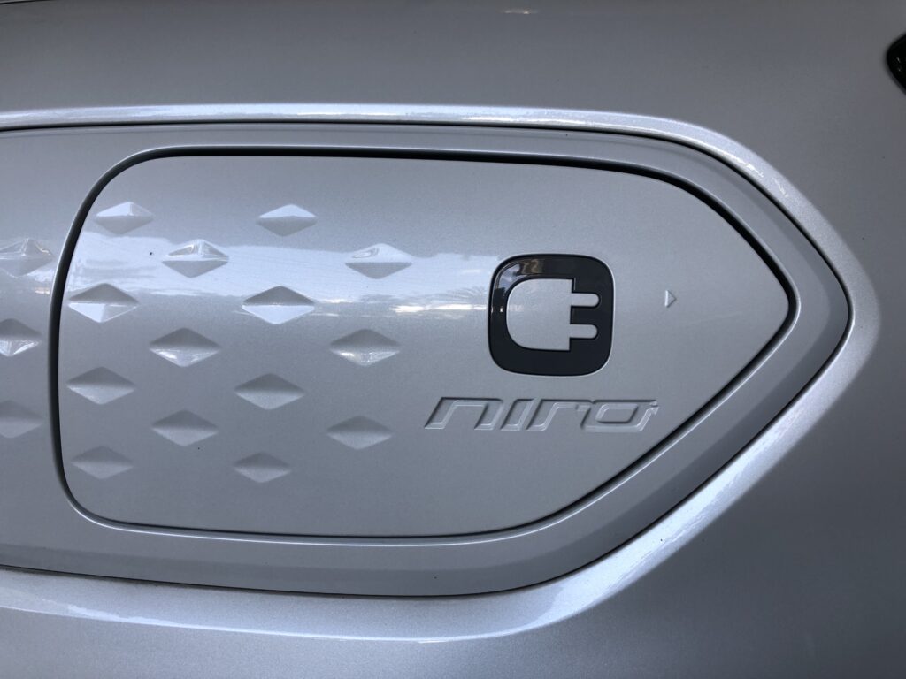 Sportellino Kia e-Niro bianca