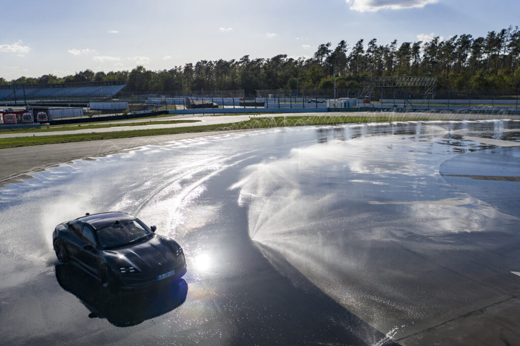 Porsche Taycan derapata