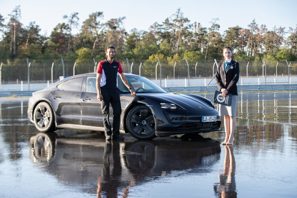 Pilota Porsche Taycan record derapata