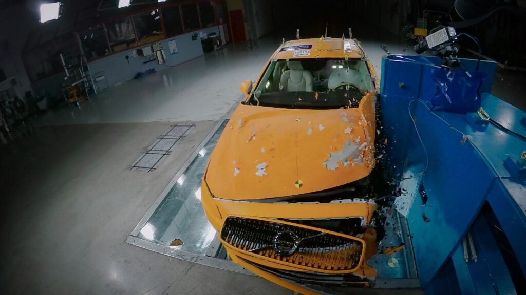 Volvo crash test davanti