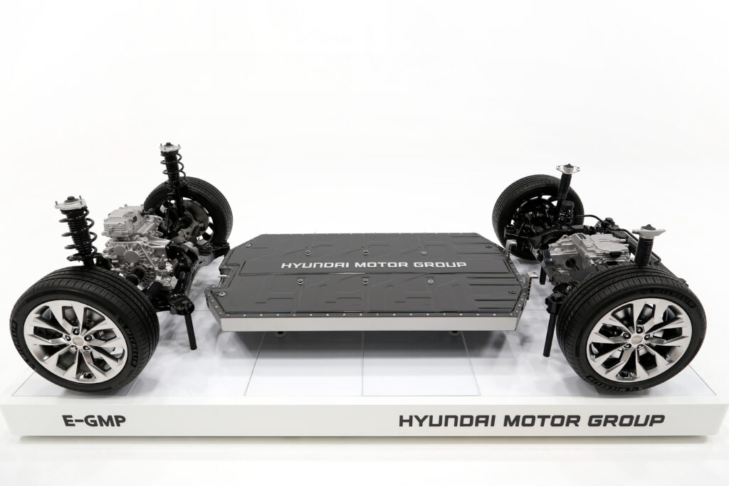 Piattaforma Hyundai E-GMP su piedistallo