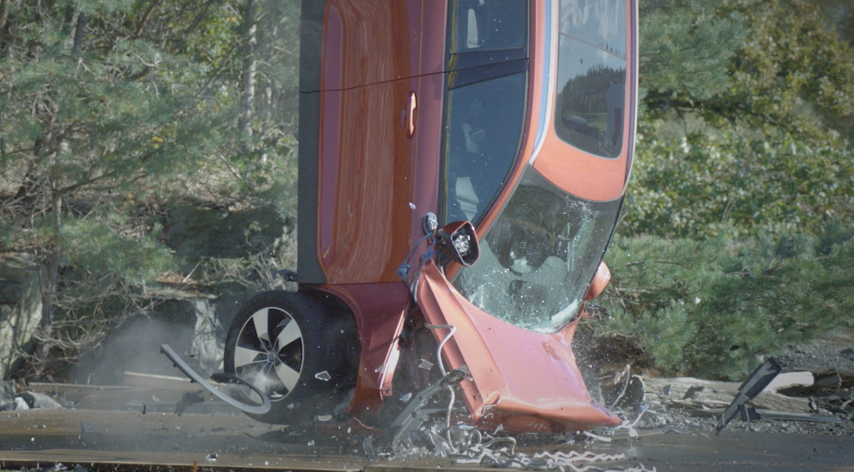 Sicurezza Volvo, auto distrutte per salvare vite umane