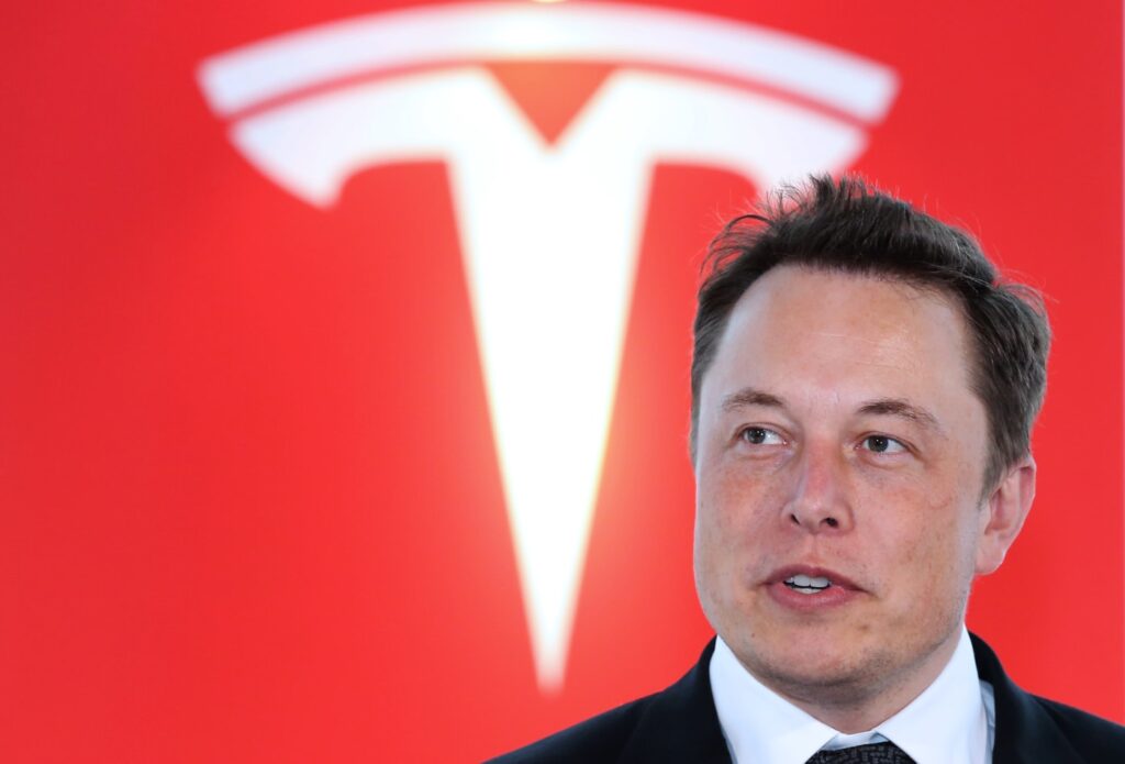 Musk con logo Tesla