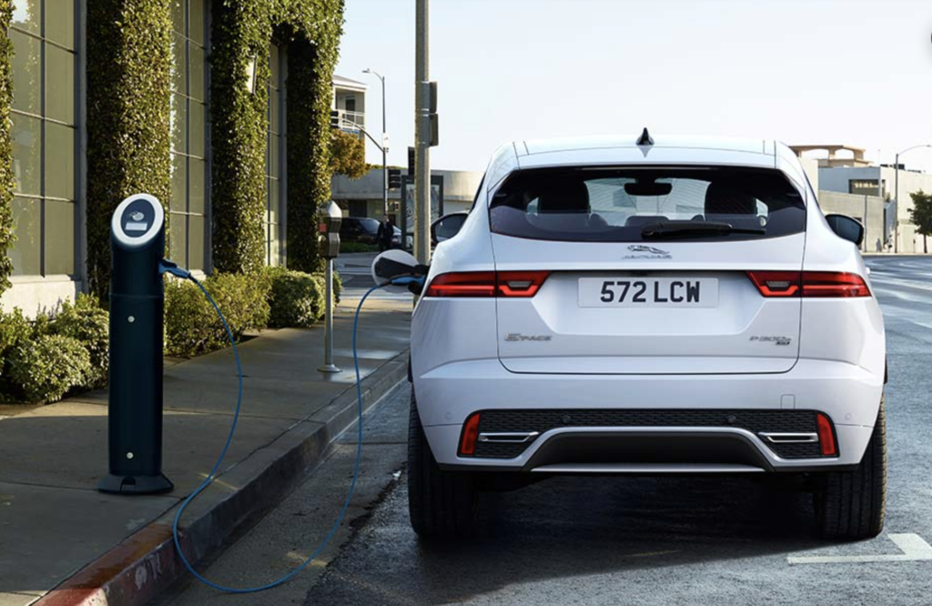 Jaguar E-Pace PHEV in ricarica