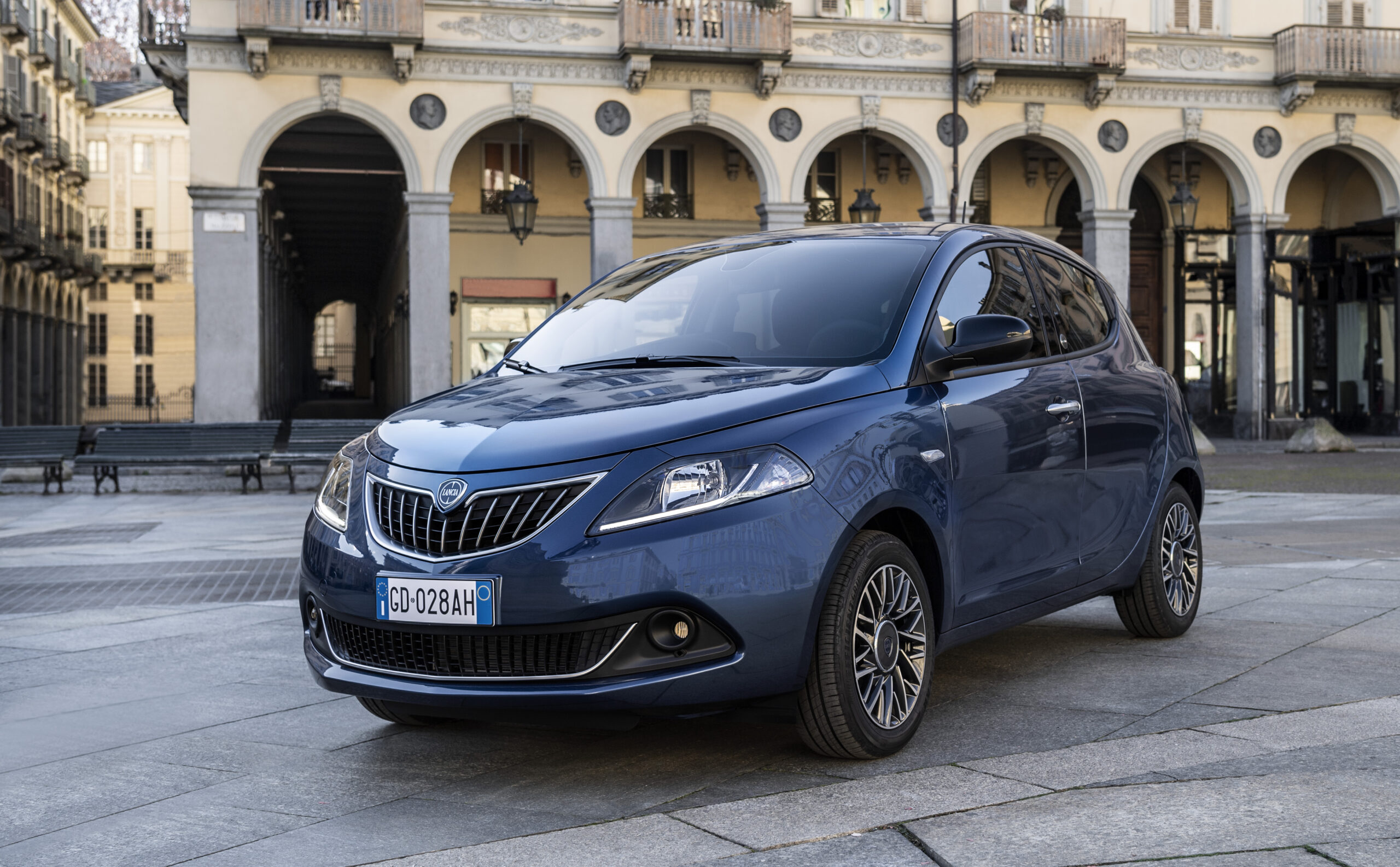 Lancia Ypsilon frontale tre quarti