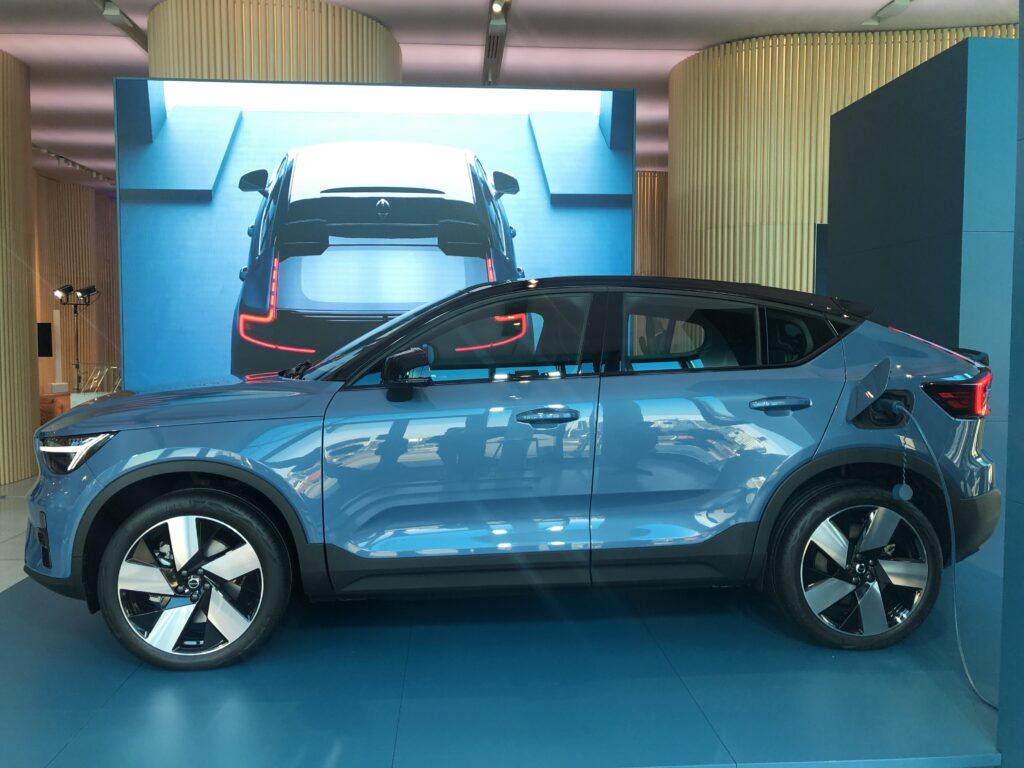 Volvo C40 recharge profilo Volvo Studio Milano