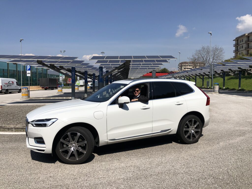 Volvo XC60 T6 plug-in hybrid totale tre quarti