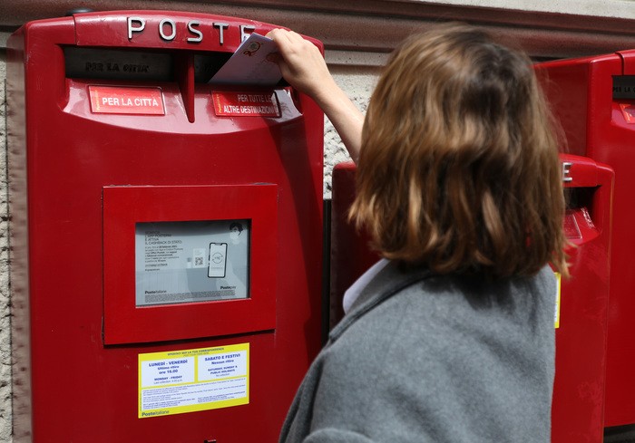 Cassetta postale smart persona imbuca lettera