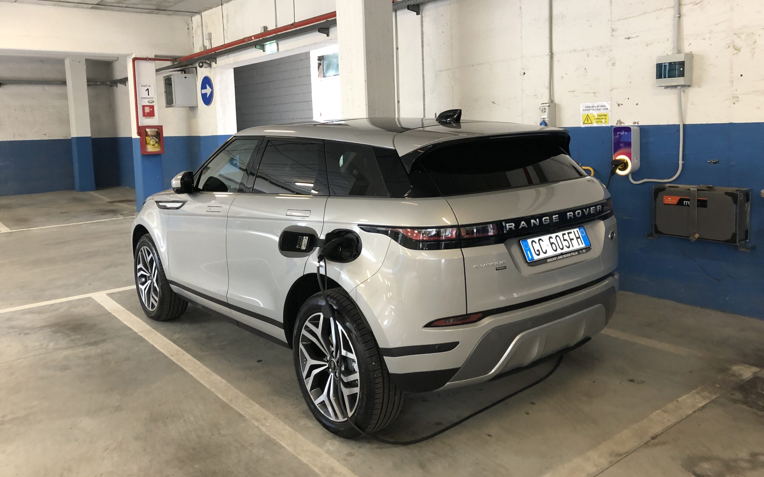 Range Rover Evoque Phev ricarica wallbox garage