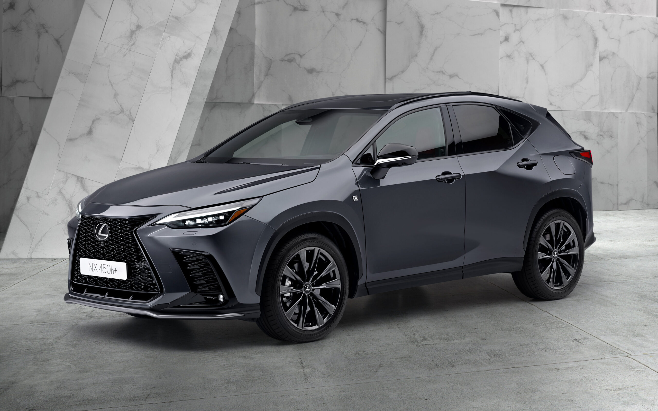 Lexus Nx 450h+ tre quarti