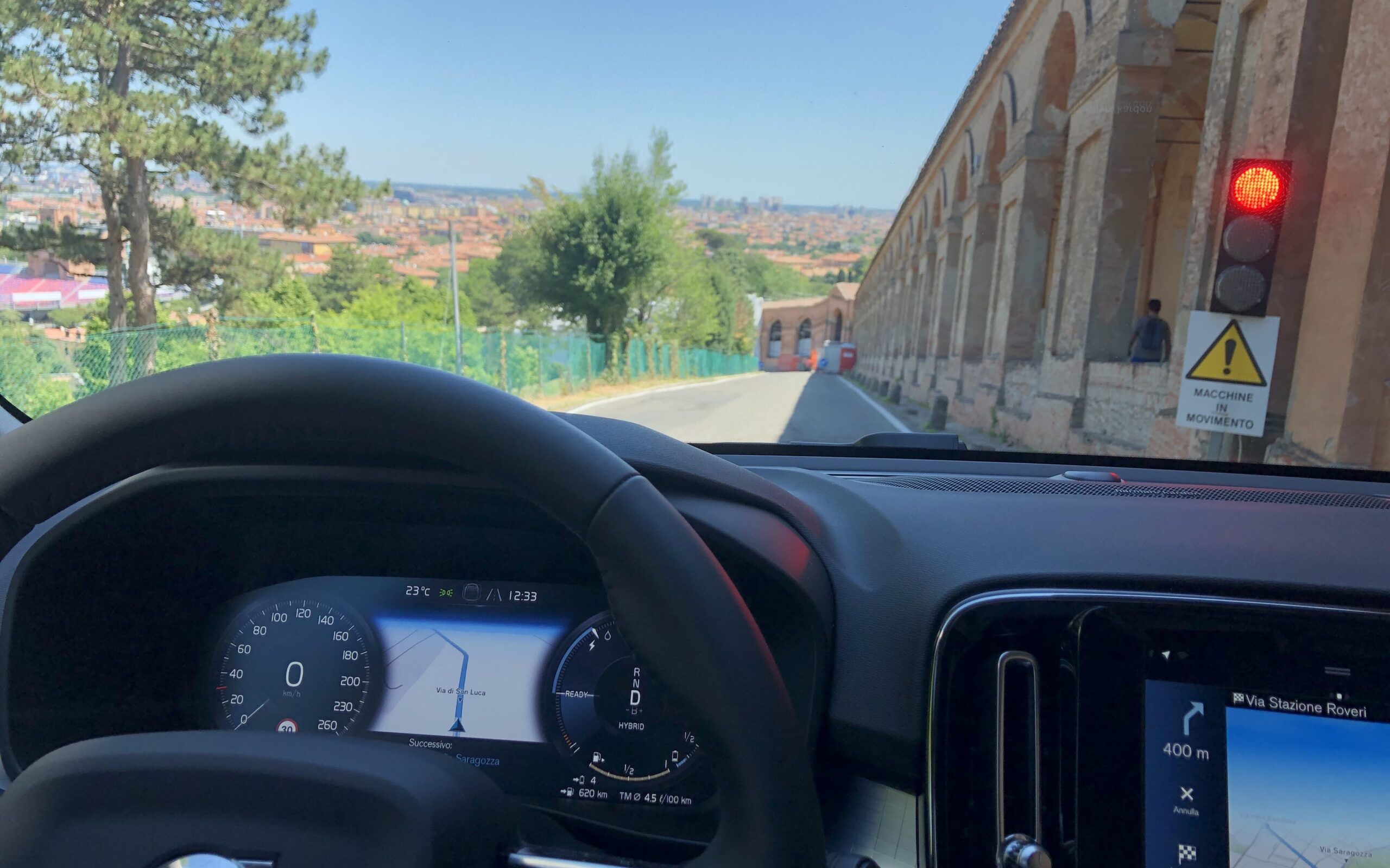 Volvo XC40 prova portico San Luca