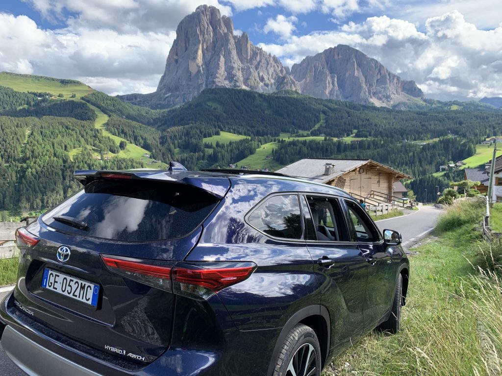 Toyota Highlander sfondo Sassolungo e Sassopiatto