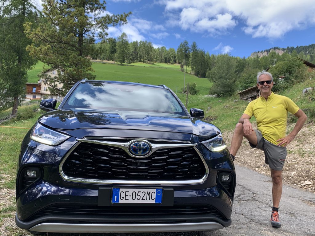 Fabio Orecchini Dolomiti con Toyota Highlander piede sulla ruota