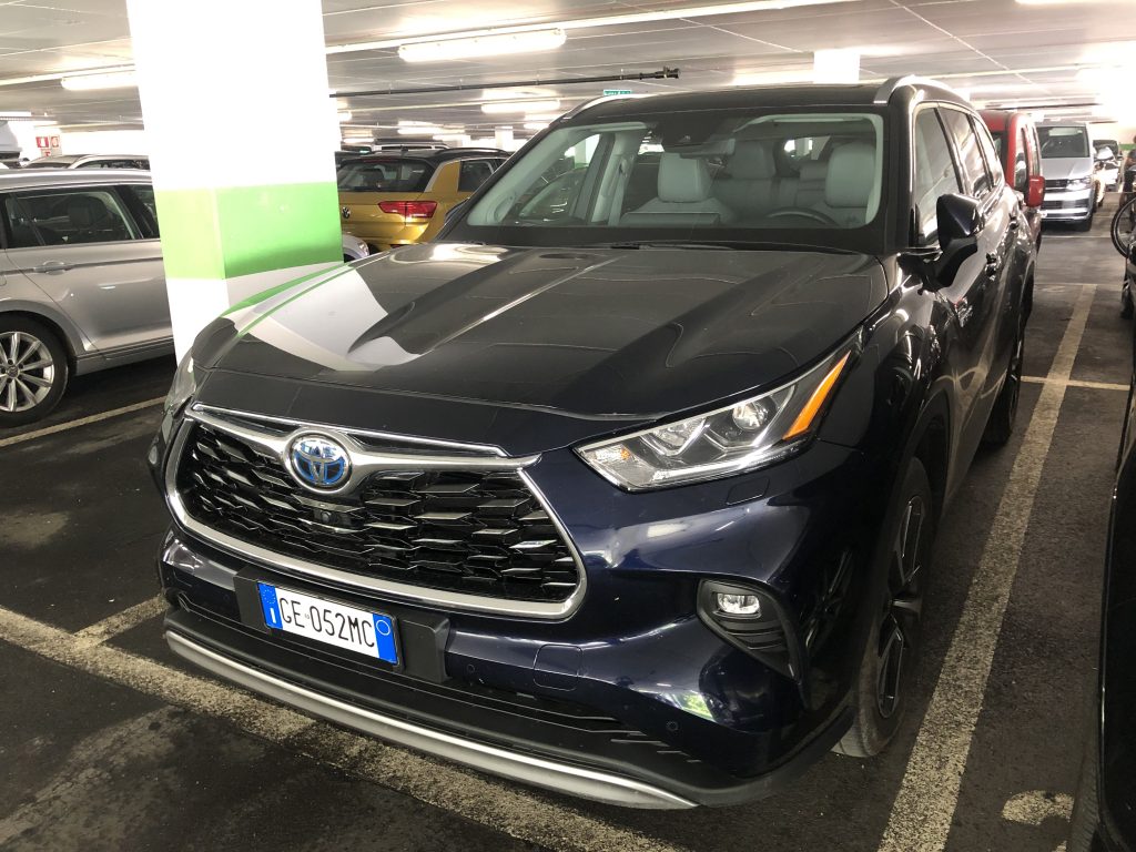 Toyota Highlander parcheggio pubblico frontale