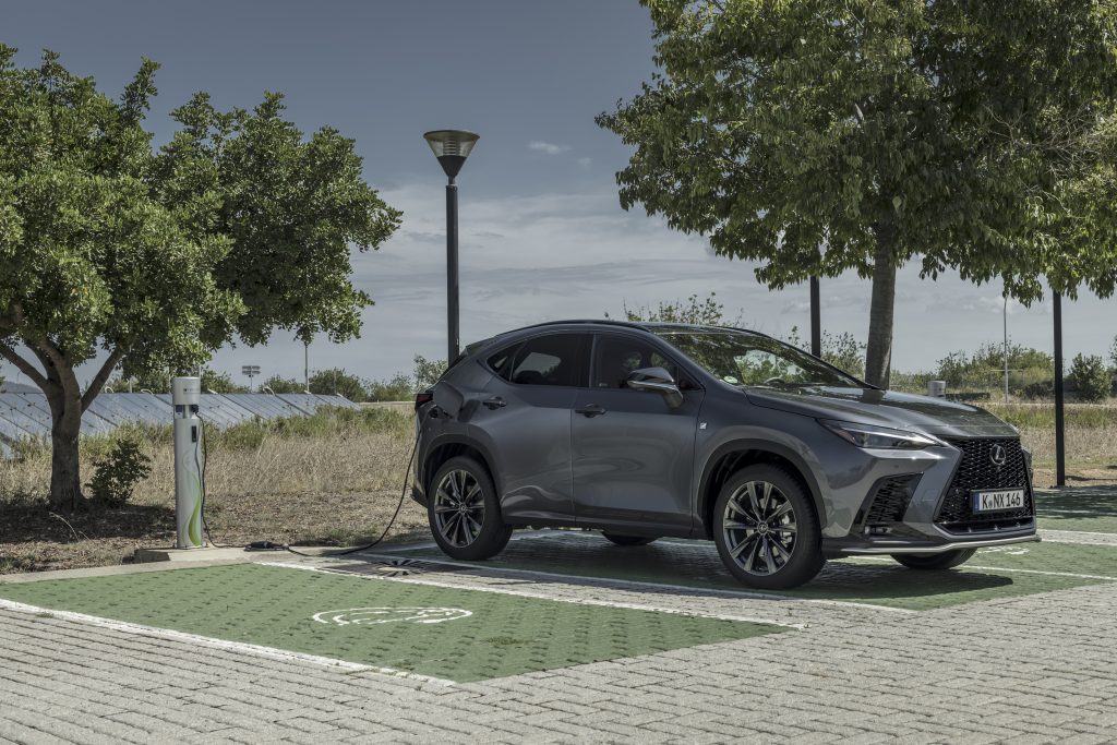 Lexus Nx 450h+ ricarica pubblica