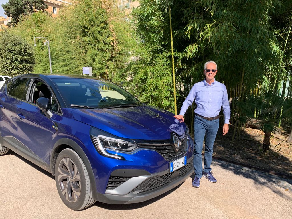 Fabio Orecchini vicino Renault Captur E-Tech Hybrid