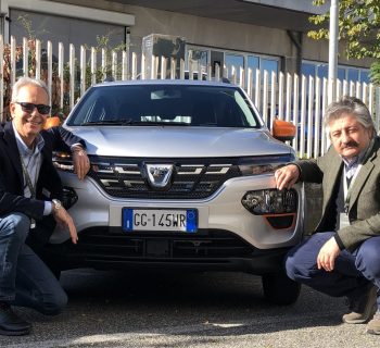 Dacia Spring, l’elettrica che costa meno: doppia prova di Orecchini e Desiderio