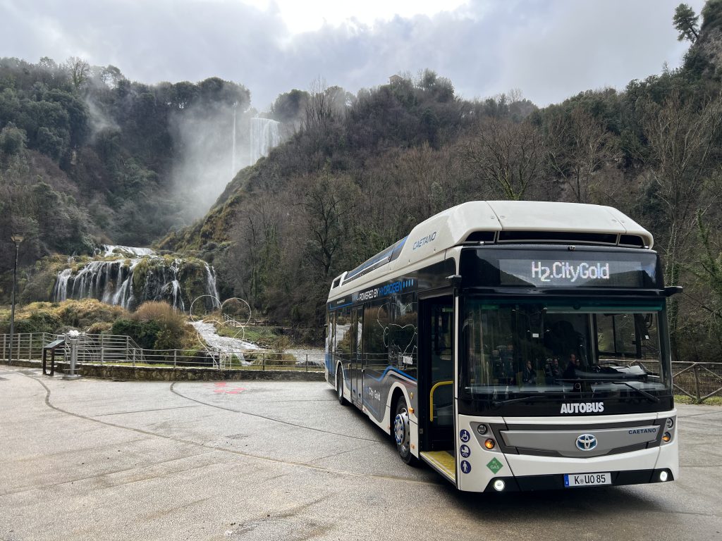 Autobus a idrogeno Toyota CaetanoBus cascate