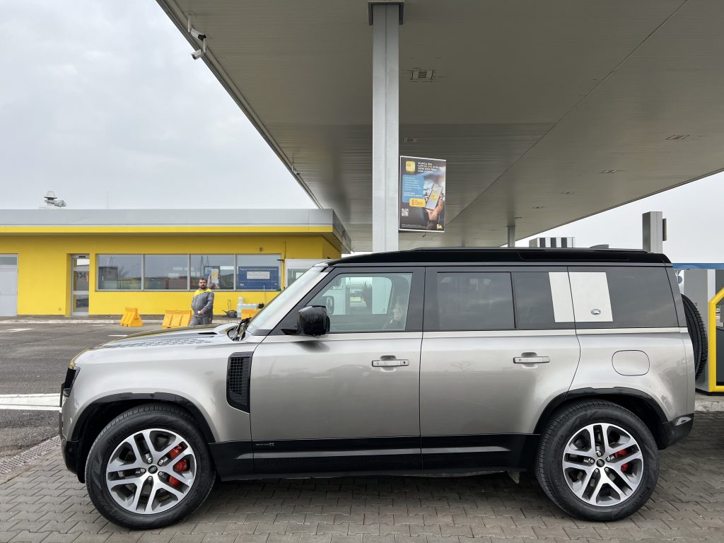 Land River Defender stazione servizio autostrada