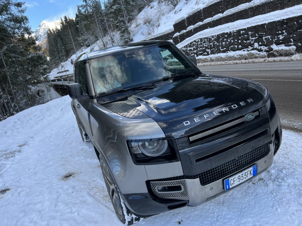Land Rover Defender strada con neve