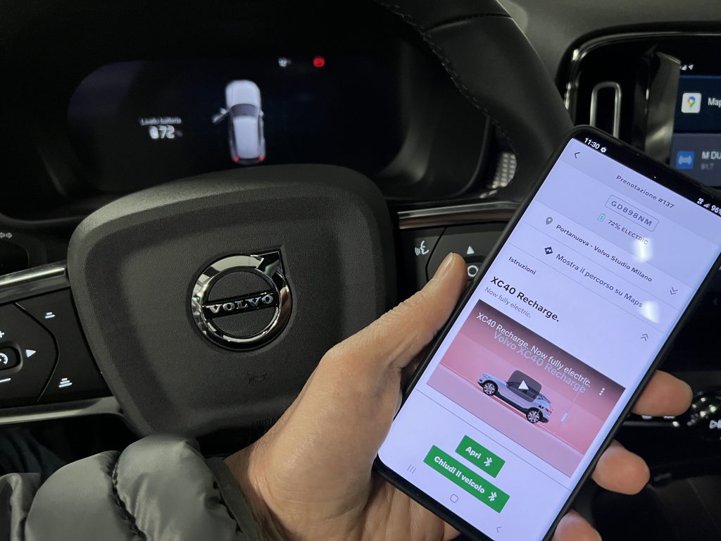 Volvo Elec3city app con volante sfondo