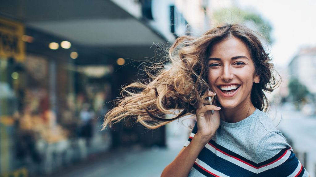 Kinto nuova mobilita ragazza al telefono